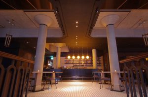 天成文旅-華山町 華山町餐酒館 英式復古風格展現飯店主題製酒與藏酒元素。