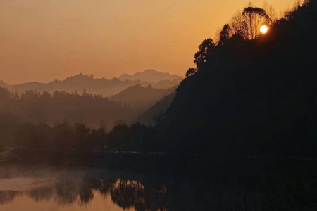 天成文旅-華山町邀請藝術家謝文倩展出《游藝光隙》創作個展，2025年4月16至7月14日前皆能在飯店大廳自由參觀。