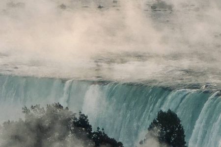 天成文旅-華山町邀請藝術家謝文倩展出《游藝光隙》創作個展，以藝術美學與哲學做為底蘊，在生活中捕捉心裡一瞬間沁入心扉的創意及感動。