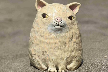 天成文旅-華山町邀請藝術家陳韋竹展出《遊園收藏庫》創作個展，以童年故事為靈感，將生活記憶揉成陶、燒成形，幻化成療癒的動物雕塑、可愛的陶盤以及日常生活陶藝。