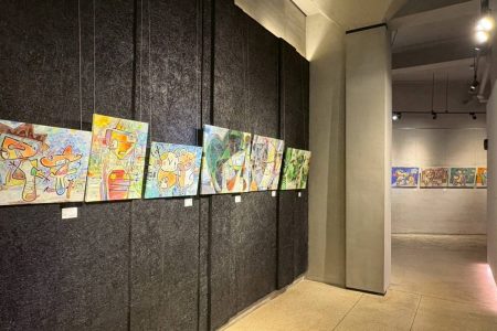 天成文旅-華山町邀請藝術家曾惠泉展出《我有畫要說》創作個展，用簡單線條、繽紛色塊與幾何漫畫風，把日常趣事變成會心一笑的畫作。