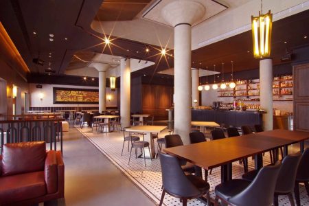 天成文旅 華山町餐酒館，2025年12月1日至12月30日推出璀璨聖誕烤雞餐，優惠價888元+10%，沉浸在濃厚的節慶氛圍裡。