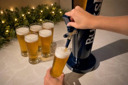 圖2 天成文旅 華山町餐酒館「揪團Fun暑假」活動專案，加入Cosmos CLUB會員，凡4人以上同行至餐廳內用消費且達每人基本低消，即贈柏克金生啤酒柱3000cc一柱(未滿十八歲禁止飲酒)。