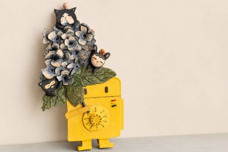 圖4 天成文旅-華山町《Monstopia 夢夭的微觀森林》創作個展，陶藝家洪瑞聿以飯店代言人寶比為發想，與夢夭們一同融入陽明山最具代表性的繡球花元素，連結在地風景與藝術創作。